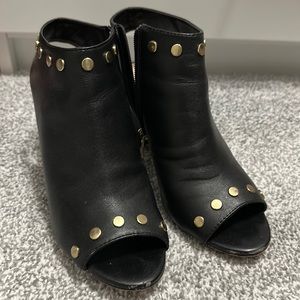 Adorable, Vince Camuto, low heels. Super cute super comfortable